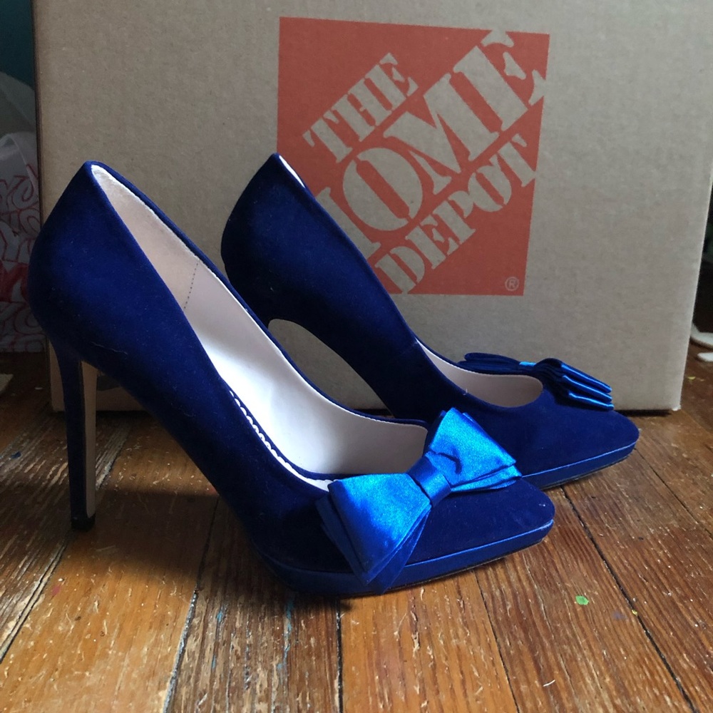 Blue velvet heels with bow